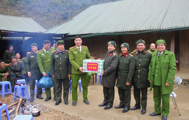 C&ocirc;ng an tỉnh thăm, ch&uacute;c Tết đồng b&agrave;o d&acirc;n tộc M&ocirc;ng - Ảnh 3.