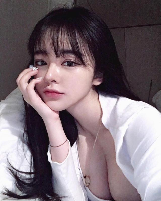 Ganh đua xem ai sexy hơn, hai nữ streamer xinh đẹp khiến người xem bỏng mắt với những màn khiêu khích đầy gợi cảm - Ảnh 3.