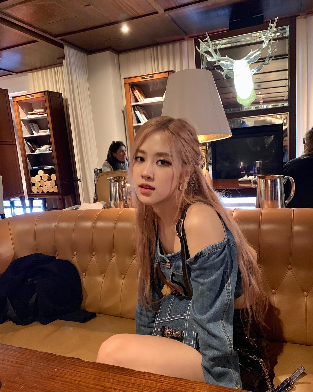 Hãy đến và chiêm ngưỡng kiểu tóc xinh đẹp của Rosé! Nàng nhóm Blackpink này luôn biết cách làm tóc để thu hút sự chú ý của mọi người. Tóc đen óng ánh của Rosé được cắt và tạo kiểu một cách tinh tế, giúp nàng trở nên thu hút và quyến rũ hơn.