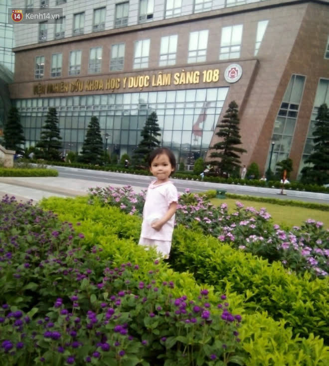 Bé gái 4 tuổi bị ung thư phải cắt bỏ 1 bên thận và câu nói nhói lòng trước ca xạ trị: Bố mẹ đừng khóc, con không đau đâu - Ảnh 4. Bé gái 4 tuổi bị ung thư phải cắt bỏ 1 bên thận và câu nói nhói lòng trước ca xạ trị: Bố mẹ đừng khóc, con không đau đâu - Ảnh 4.