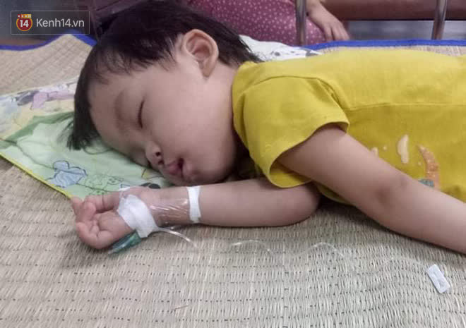 Bé gái 4 tuổi bị ung thư phải cắt bỏ 1 bên thận và câu nói nhói lòng trước ca xạ trị: Bố mẹ đừng khóc, con không đau đâu - Ảnh 5. Bé gái 4 tuổi bị ung thư phải cắt bỏ 1 bên thận và câu nói nhói lòng trước ca xạ trị: Bố mẹ đừng khóc, con không đau đâu - Ảnh 5.