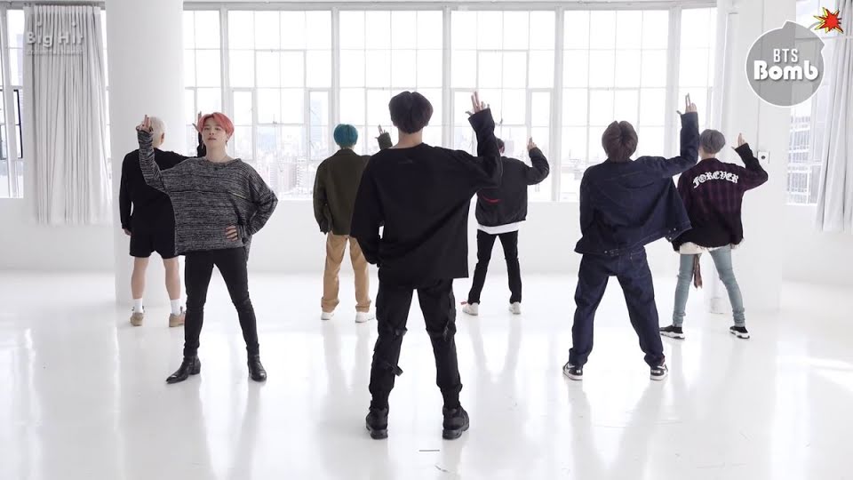 B&iacute; ẩn khoảnh khắc g&acirc;y hoang mang tột độ của BTS: V bị nghi liếm m&aacute; Jin, J-Hope bay m&agrave;u tr&ecirc;n s&acirc;n khấu MAMA, ng&atilde; ngửa khi t&igrave;m ra sự thật - Ảnh 4.