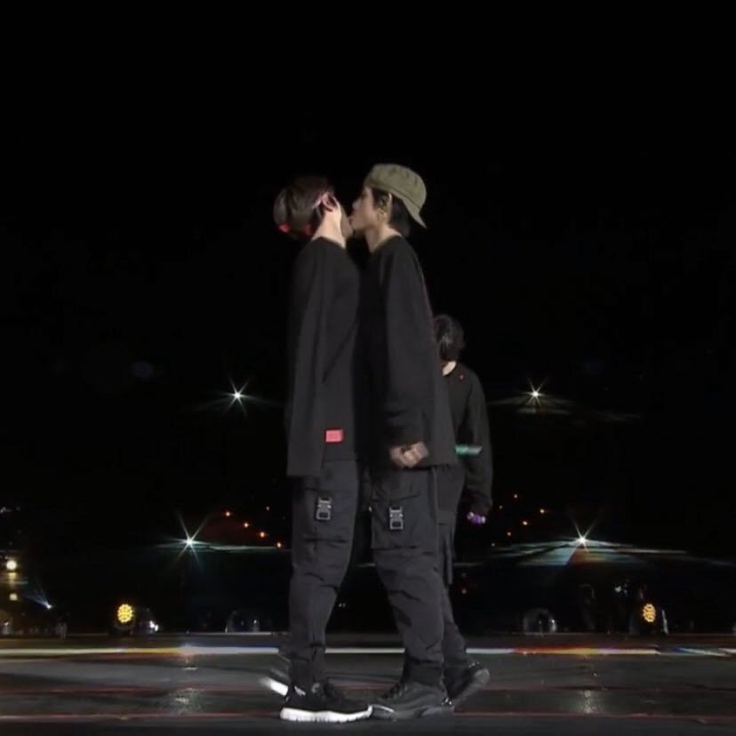 B&iacute; ẩn khoảnh khắc g&acirc;y hoang mang tột độ của BTS: V bị nghi liếm m&aacute; Jin, J-Hope bay m&agrave;u tr&ecirc;n s&acirc;n khấu MAMA, ng&atilde; ngửa khi t&igrave;m ra sự thật - Ảnh 10.