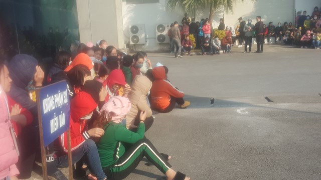 Nam Định: Hàng nghìn công nhân ngừng việc vì công ty cắt thưởng Tết - Ảnh 1. Nam Định: Hàng nghìn công nhân ngừng việc vì công ty cắt thưởng Tết - Ảnh 1.