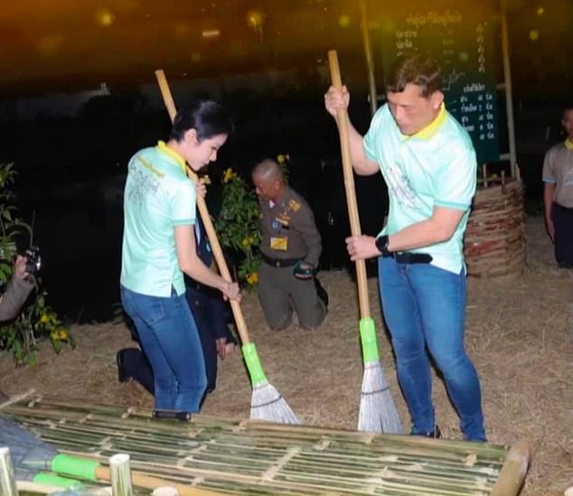 Sau 4 tháng được phục vị, lần đầu tiên Hoàng quý phi Thái Lan xuất hiện riêng với nhà vua đi thăm lại “lãnh cung” giam giữ mình thời bị phế truất - Ảnh 1. Sau 4 tháng được phục vị, lần đầu tiên Hoàng quý phi Thái Lan xuất hiện riêng với nhà vua đi thăm lại “lãnh cung” giam giữ mình thời bị phế truất - Ảnh 1.