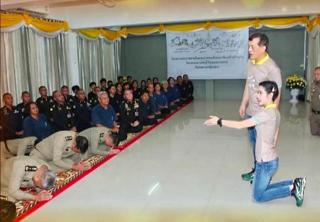 Sau 4 tháng được phục vị, lần đầu tiên Hoàng quý phi Thái Lan xuất hiện riêng với nhà vua đi thăm lại “lãnh cung” giam giữ mình thời bị phế truất - Ảnh 2. Sau 4 tháng được phục vị, lần đầu tiên Hoàng quý phi Thái Lan xuất hiện riêng với nhà vua đi thăm lại “lãnh cung” giam giữ mình thời bị phế truất - Ảnh 2.