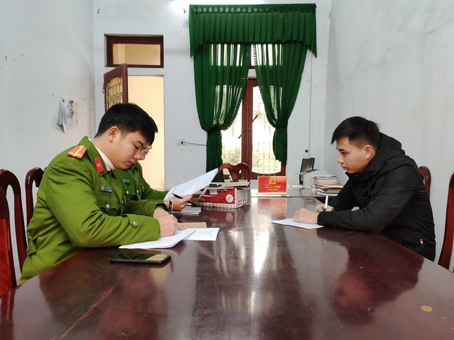Đặt mua ph&aacute;o qua mạng, khi được giao h&agrave;ng th&igrave; giả danh c&ocirc;ng an mật để tịch thu - Ảnh 2.