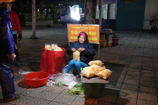 Những con người lặng lẽ mưu sinh giữa cái lạnh tê tái của mùa đông xứ Huế - Ảnh 10.