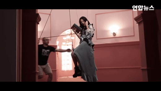BLACKPINK từng bị say xe khi quay MV debut, Rosé và Jisoo phải đóng cảnh nguy hiểm nhưng phản ứng trái ngược hoàn toàn - Ảnh 5. BLACKPINK từng bị say xe khi quay MV debut, Rosé và Jisoo phải đóng cảnh nguy hiểm nhưng phản ứng trái ngược hoàn toàn - Ảnh 5.