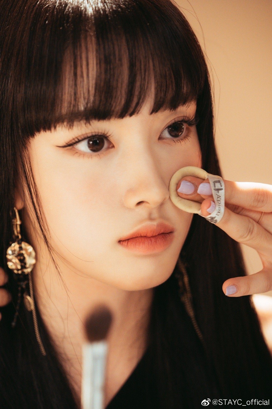 Ảnh hậu trường tân binh để mái đẹp chỉ sau Lisa (BLACKPINK) gây sốt: Cận mặt vẫn đẹp không chỗ chê, đôi mắt búp bê chiếm sóng - Ảnh 2. Ảnh hậu trường tân binh để mái đẹp chỉ sau Lisa (BLACKPINK) gây sốt: Cận mặt vẫn đẹp không chỗ chê, đôi mắt búp bê chiếm sóng - Ảnh 2.