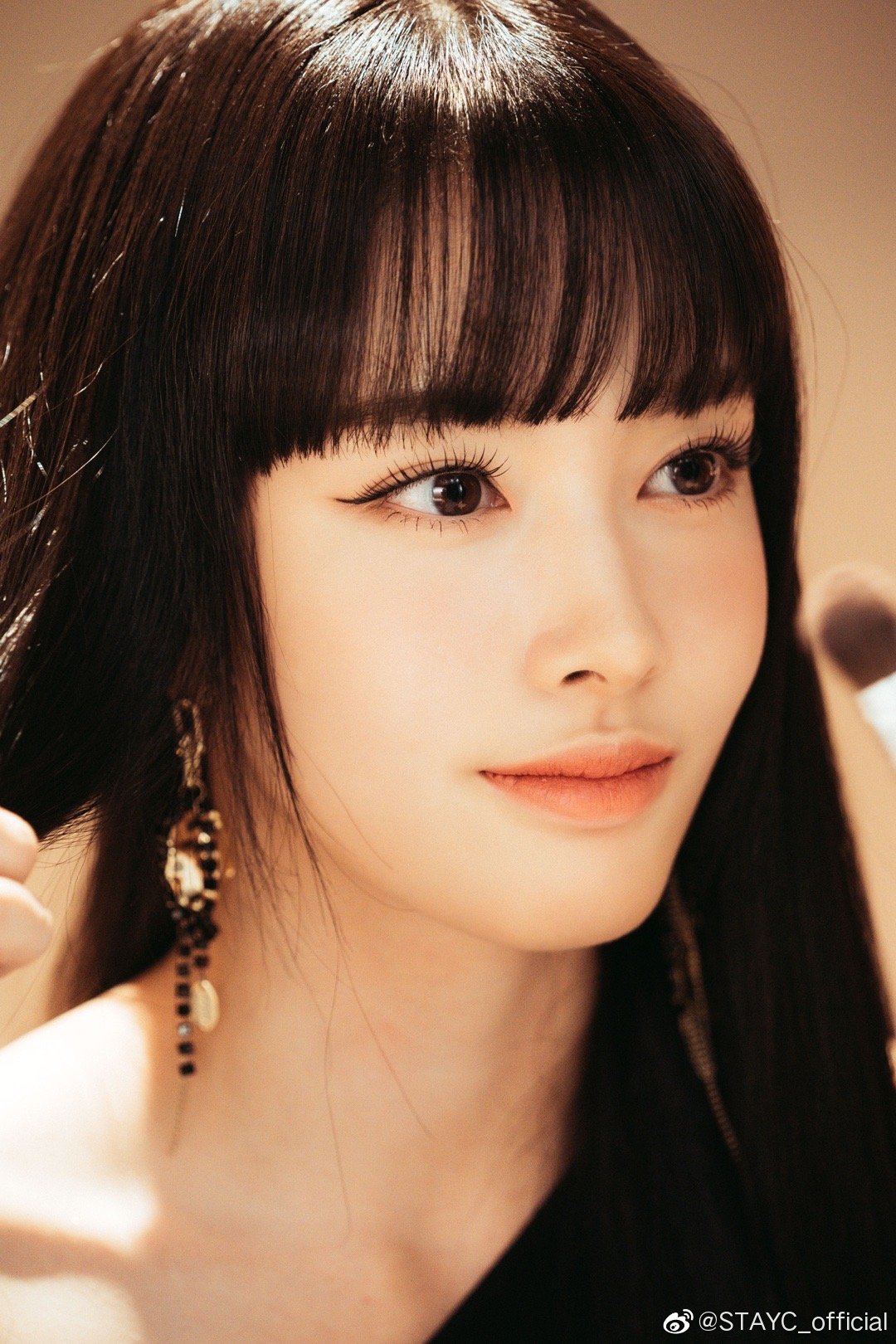 Ảnh hậu trường tân binh để mái đẹp chỉ sau Lisa (BLACKPINK) gây sốt: Cận mặt vẫn đẹp không chỗ chê, đôi mắt búp bê chiếm sóng - Ảnh 3. Ảnh hậu trường tân binh để mái đẹp chỉ sau Lisa (BLACKPINK) gây sốt: Cận mặt vẫn đẹp không chỗ chê, đôi mắt búp bê chiếm sóng - Ảnh 3.