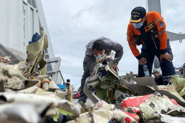 Indonesia tạm dừng tìm kiếm hộp đen máy bay Boeing 737-500 - Ảnh 1.