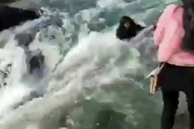Đang selfie, cô gái trẻ chết thảm thương giữa dòng nước chảy xiết chỉ bởi 1 cú đẩy, đoạn clip hiện trường gây ám ảnh - Ảnh 3.