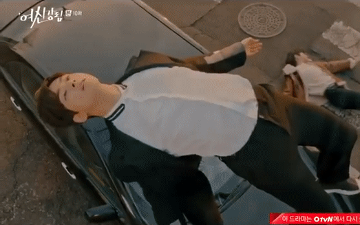 Thấy cảnh tai nạn của Cha Eun Woo ở True Beauty vô lý đùng đùng, netizen trổ tài ghép ảnh nhìn muốn xỉu á!