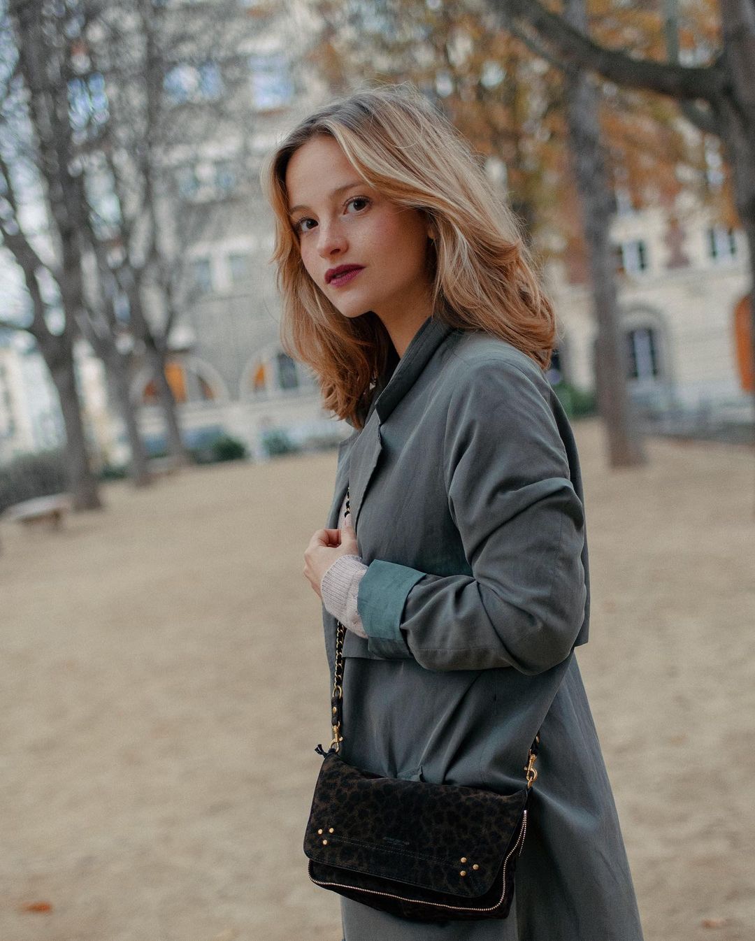 Lười như g&aacute;i Ph&aacute;p: Kiểu t&oacute;c rối kinh điển nhưng sang ng&uacute;t ng&agrave;n, ai ngắm cũng m&ecirc; - Ảnh 8.