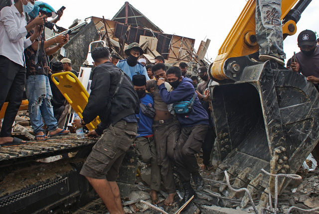 Số nạn nhân thiệt mạng do động đất tại Sulawesi tăng lên 42 người, Indonesia ra cảnh báo sóng thần - Ảnh 3.
