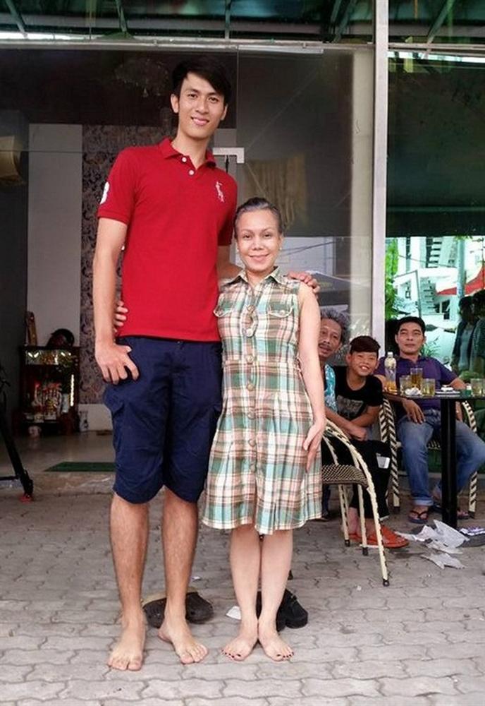 Việt Hương hóa người tí hon khi đọ dáng bên chàng trai cao nhất việt Nam, biểu cảm cực tự tin dù chỉ cao...bằng một nửa - Ảnh 3. Việt Hương hóa người tí hon khi đọ dáng bên chàng trai cao nhất việt Nam, biểu cảm cực tự tin dù chỉ cao...bằng một nửa - Ảnh 3.