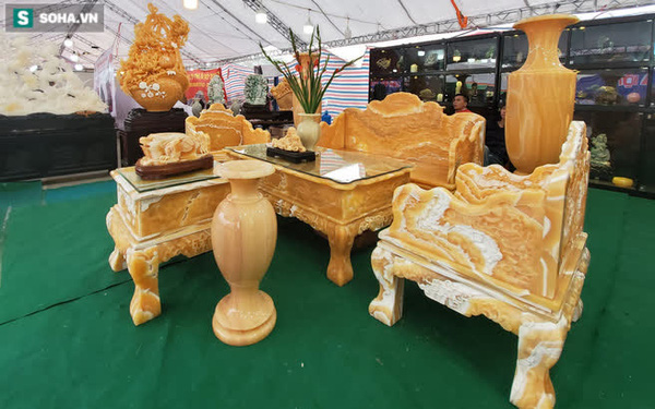 Choáng ngợp bộ bàn ghế ngọc Hoàng Long bán rẻ, giá gần tỷ đồng ở Hà Nội - Ảnh 1.