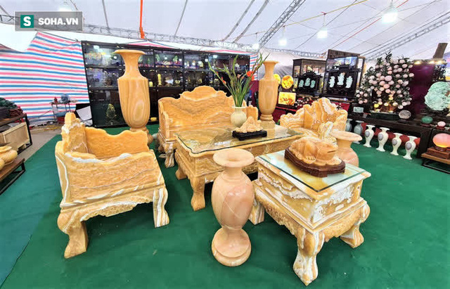 Choáng ngợp bộ bàn ghế ngọc Hoàng Long bán rẻ, giá gần tỷ đồng ở Hà Nội - Ảnh 2.