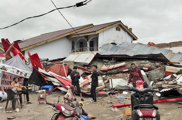 Động đất tại Indonesia: Số nạn nhân thiệt mạng tăng lên 56, hàng nghìn người bị mất nhà cửa - Ảnh 1.