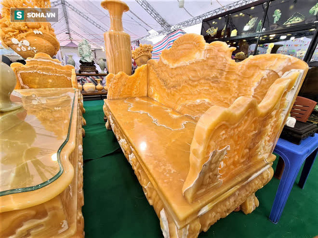 Choáng ngợp bộ bàn ghế ngọc Hoàng Long bán rẻ, giá gần tỷ đồng ở Hà Nội - Ảnh 4.