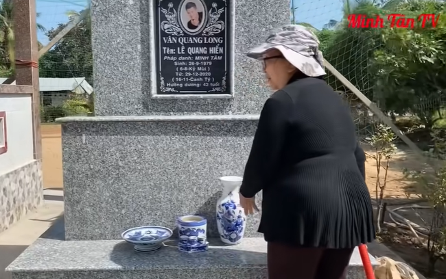Vợ cố ca sĩ Vân Quang Long đã lộ diện sau drama đấu tố, lặng lẽ đến cắm hoa ở nơi thờ phụng chồng - Ảnh 6.