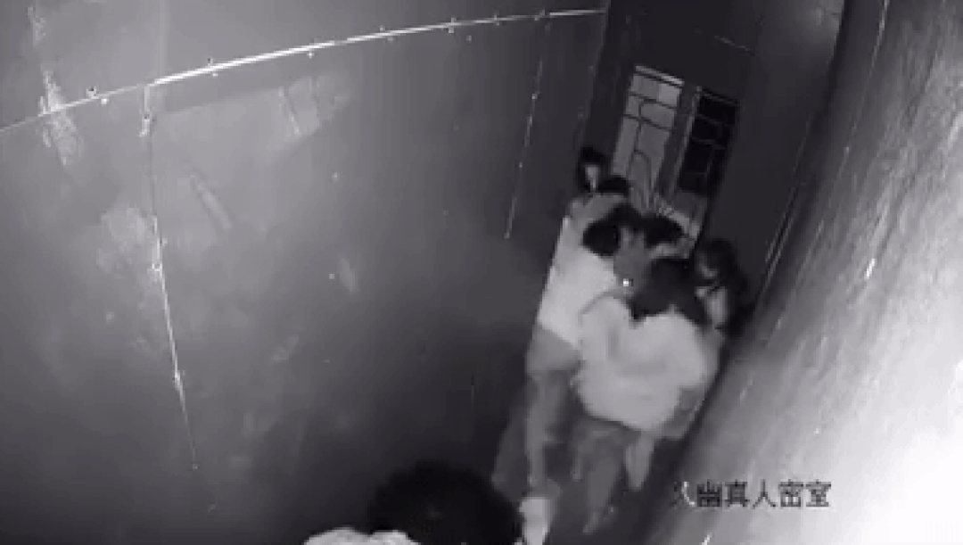 Những tình huống dở khóc dở cười khi cùng mấy đứa bạn tiến vào nhà ma: Diễn sâu hơn cả con ma lại còn như sân khấu tấu hài - Ảnh 2. Những tình huống dở khóc dở cười khi cùng mấy đứa bạn tiến vào nhà ma: Diễn sâu hơn cả con ma lại còn như sân khấu tấu hài - Ảnh 2.