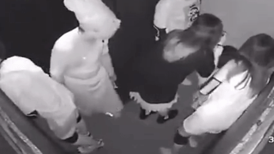 Những tình huống dở khóc dở cười khi cùng mấy đứa bạn tiến vào nhà ma: Diễn sâu hơn cả con ma lại còn như sân khấu tấu hài - Ảnh 6. Những tình huống dở khóc dở cười khi cùng mấy đứa bạn tiến vào nhà ma: Diễn sâu hơn cả con ma lại còn như sân khấu tấu hài - Ảnh 6.