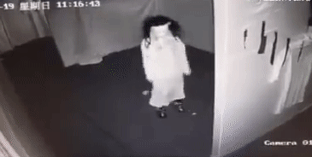 Những tình huống dở khóc dở cười khi cùng mấy đứa bạn tiến vào nhà ma: Diễn sâu hơn cả con ma lại còn như sân khấu tấu hài - Ảnh 9. Những tình huống dở khóc dở cười khi cùng mấy đứa bạn tiến vào nhà ma: Diễn sâu hơn cả con ma lại còn như sân khấu tấu hài - Ảnh 9.