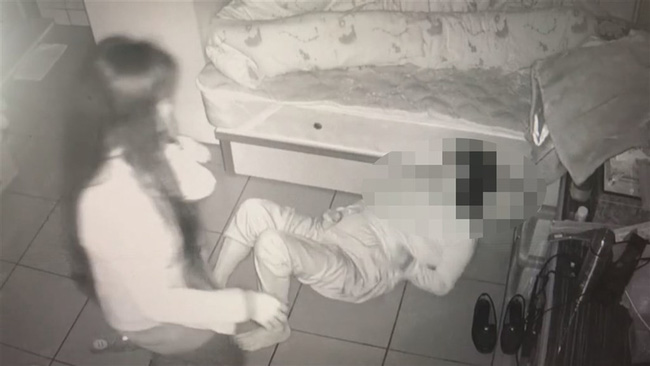 Mẹ già tử vong sau 4 ngày nhập viện, gia đình xem lại camera giám sát mới phát điên với hành động của người chăm sóc - Ảnh 1.