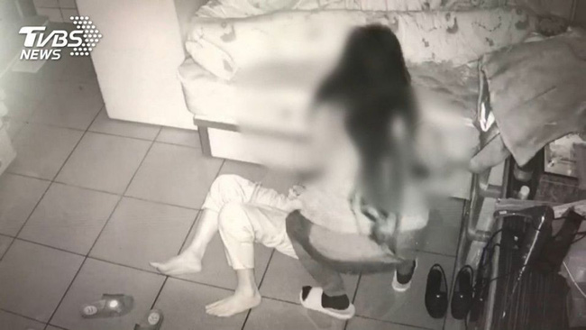 Mẹ già tử vong sau 4 ngày nhập viện, gia đình xem lại camera giám sát mới phát điên với hành động của người chăm sóc - Ảnh 2.