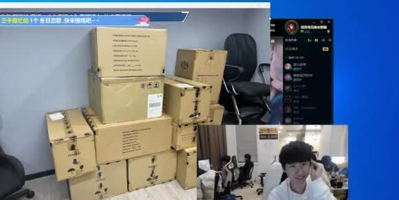 Doinb nhận quà độc từ nữ streamer xinh đẹp, ngay lập tức bị vợ dằn mặt: Anh không cần về nhà nữa đâu! - Ảnh 3.