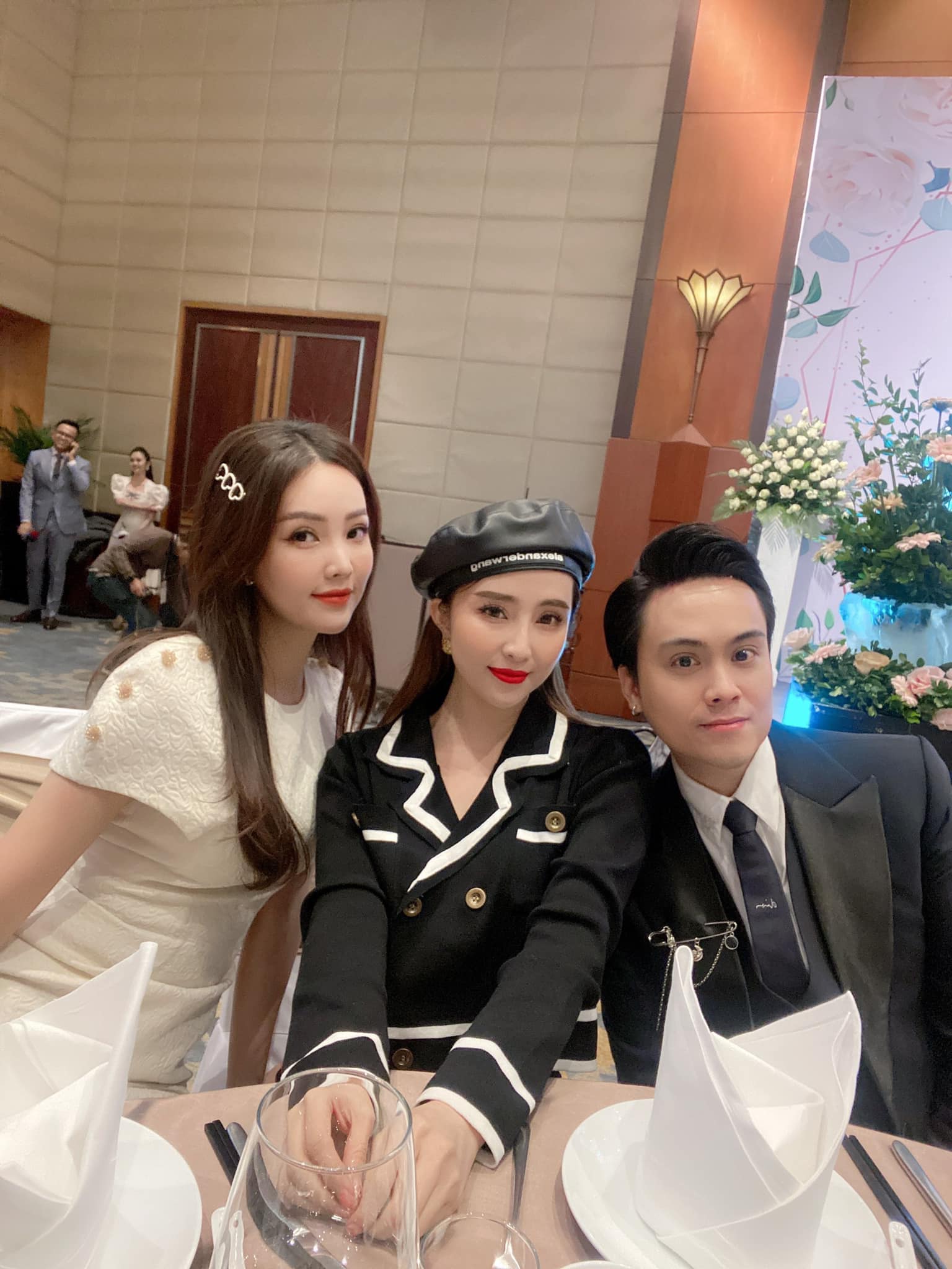 The stars landed at the NS Cong Ly wedding party: the runner Thuy Van was standing with the bride, Huyen My was like a giant among the beauties - Photo 8.