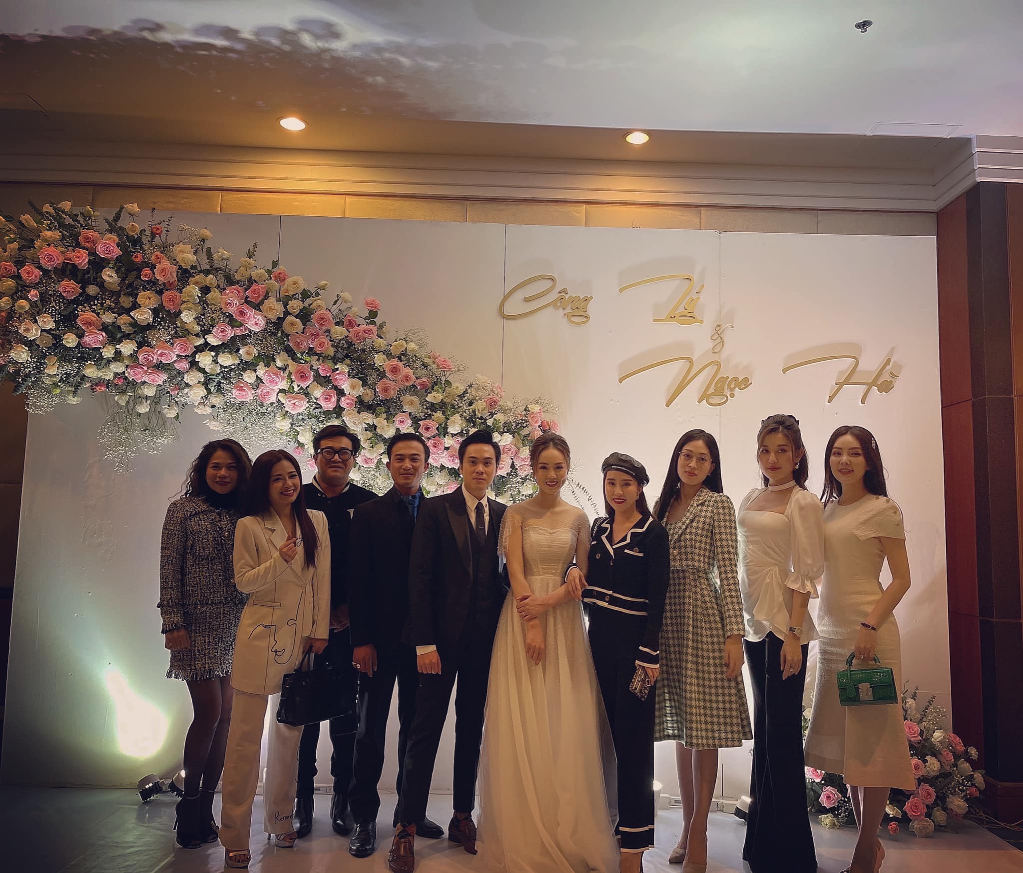 The stars landed at the NS Cong Ly wedding party: the runner Thuy Van was standing with the bride, Huyen My was like a giant among beauties - Photo 7.