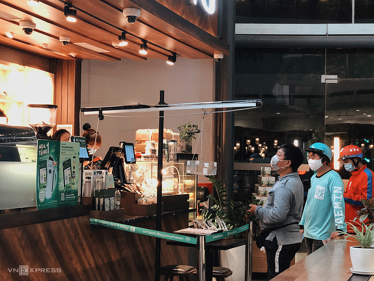 Sáng kiến hệ thống ròng rọc đưa đồ cho khách, góp sức đẩy lùi dịch hiệu quả - Ảnh 3.