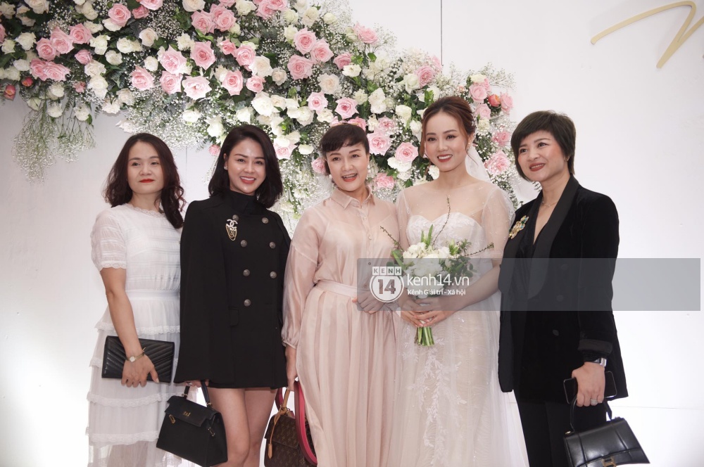 NS Cong Ly's wedding: The bride and groom served wine to celebrate with joy, Thuy Van, Duong Hoang Yen and the famous stars came together - Photo 12.