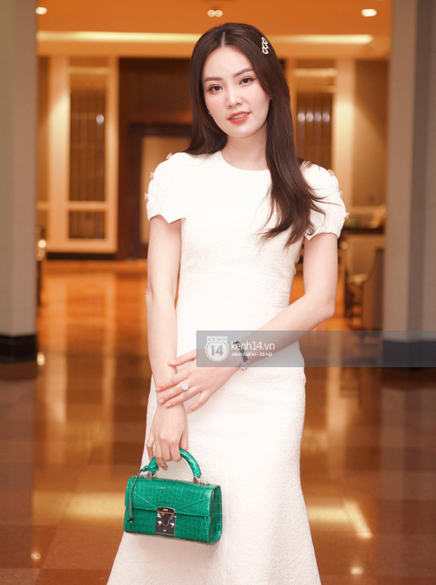 The stars landed at the NS Cong Ly wedding party: the runner Thuy Van was standing with the bride, Huyen My was like a giant among beauties - Photo 3.