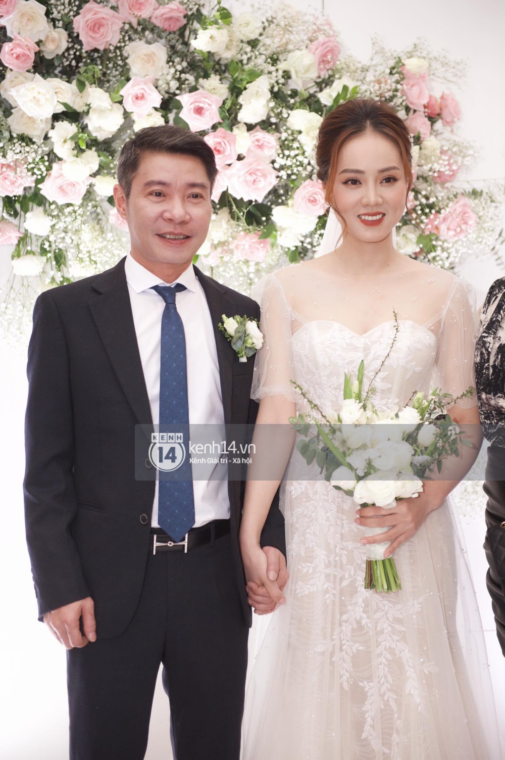 NS Cong Ly's wedding: The bride and groom served wine to celebrate with joy, Thuy Van, Duong Hoang Yen and the famous stars came together - Photo 7.