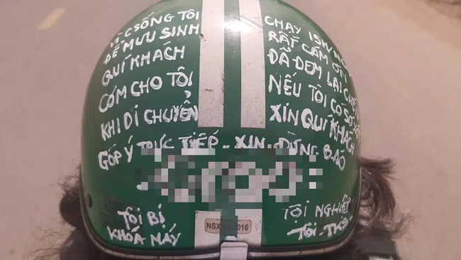 B&aacute;c t&agrave;i gửi lời nhắn nhủ cho kh&aacute;ch tr&ecirc;n n&oacute;n bảo hiểm của m&igrave;nh đang g&acirc;y sốt mạng x&atilde; hội: Cảm ơn qu&yacute; kh&aacute;ch đ&atilde; đem lại ch&eacute;n cơm cho t&ocirc;i - Ảnh 1.