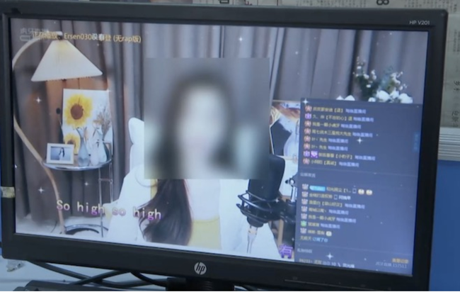 G&atilde; thanh ni&ecirc;n c&uacute;ng h&agrave;ng trăm triệu đồng để được hotgirl livestream tung h&ocirc; tr&ecirc;n MXH, c&acirc;u chuyện đằng sau chuyện sống ảo khiến nhiều người ng&atilde; ngửa - Ảnh 2.