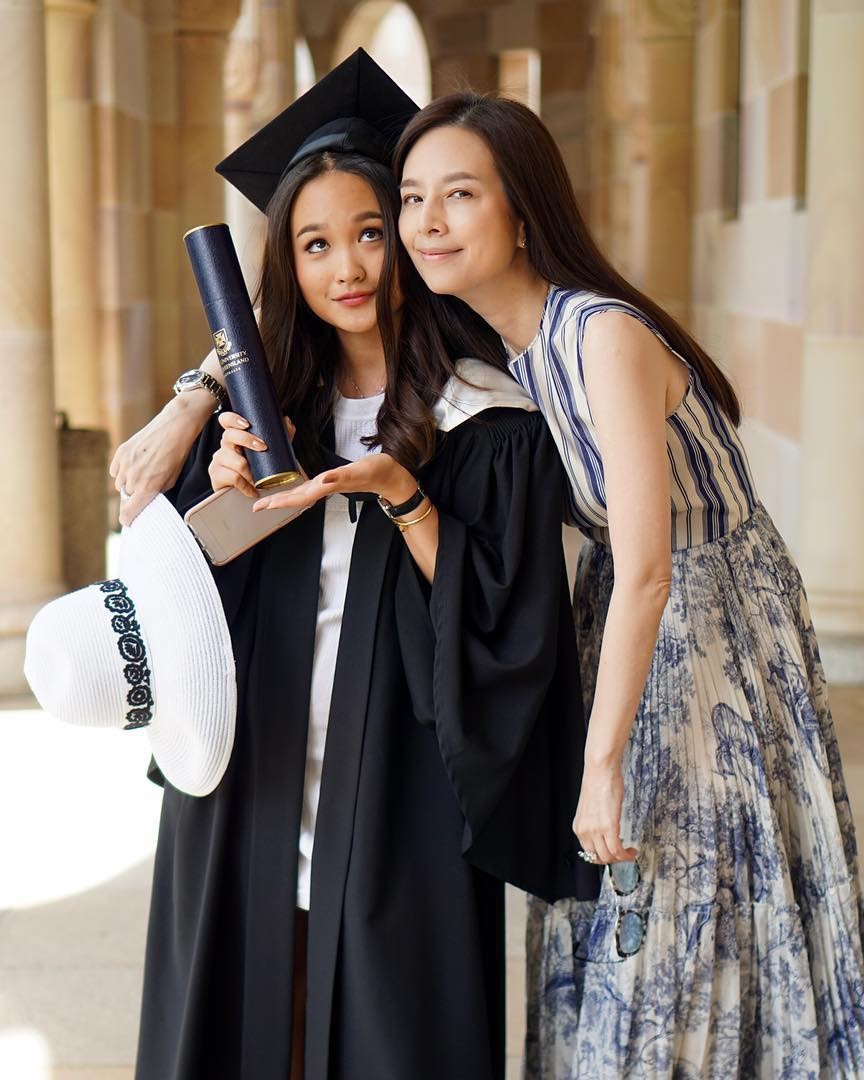 Nữ tỷ phú sáng giá bậc nhất Thái Lan: Nổi tiếng thế giới bằng loạt ảnh bật khóc trên sân bóng và bông hồng thép khiến nhiều người ngưỡng mộ - Ảnh 9. Nữ tỷ phú sáng giá bậc nhất Thái Lan: Nổi tiếng thế giới bằng loạt ảnh bật khóc trên sân bóng và bông hồng thép khiến nhiều người ngưỡng mộ - Ảnh 9.