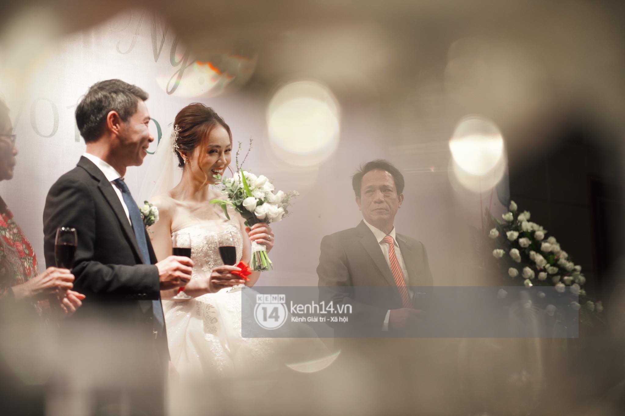 NS Cong Ly's wedding: The bride and groom served wine to celebrate with joy, Thuy Van, Duong Hoang Yen and the famous stars came together - Photo 4.