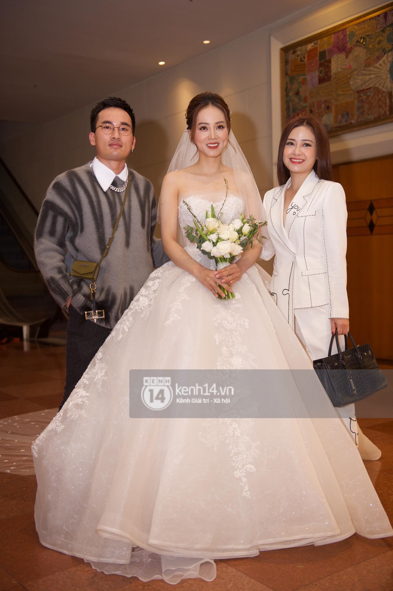 NS Cong Ly's wedding: The bride and groom served wine to celebrate with happiness, Thuy Van, Duong Hoang Yen and the hordes of stars gathered to celebrate - Photo 9.