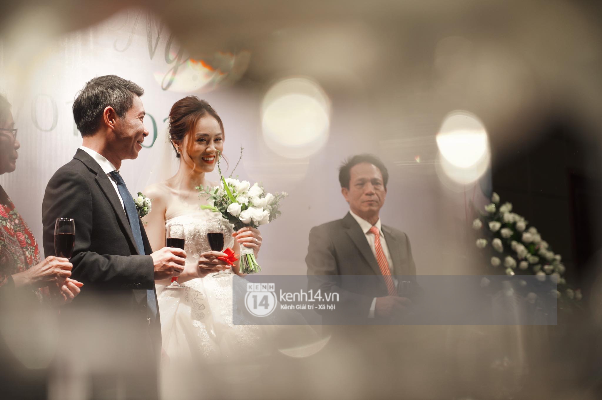 NS Cong Ly's wedding: The bride and groom served wine to celebrate with joy, Thuy Van, Duong Hoang Yen and the famous stars came together - Photo 5.