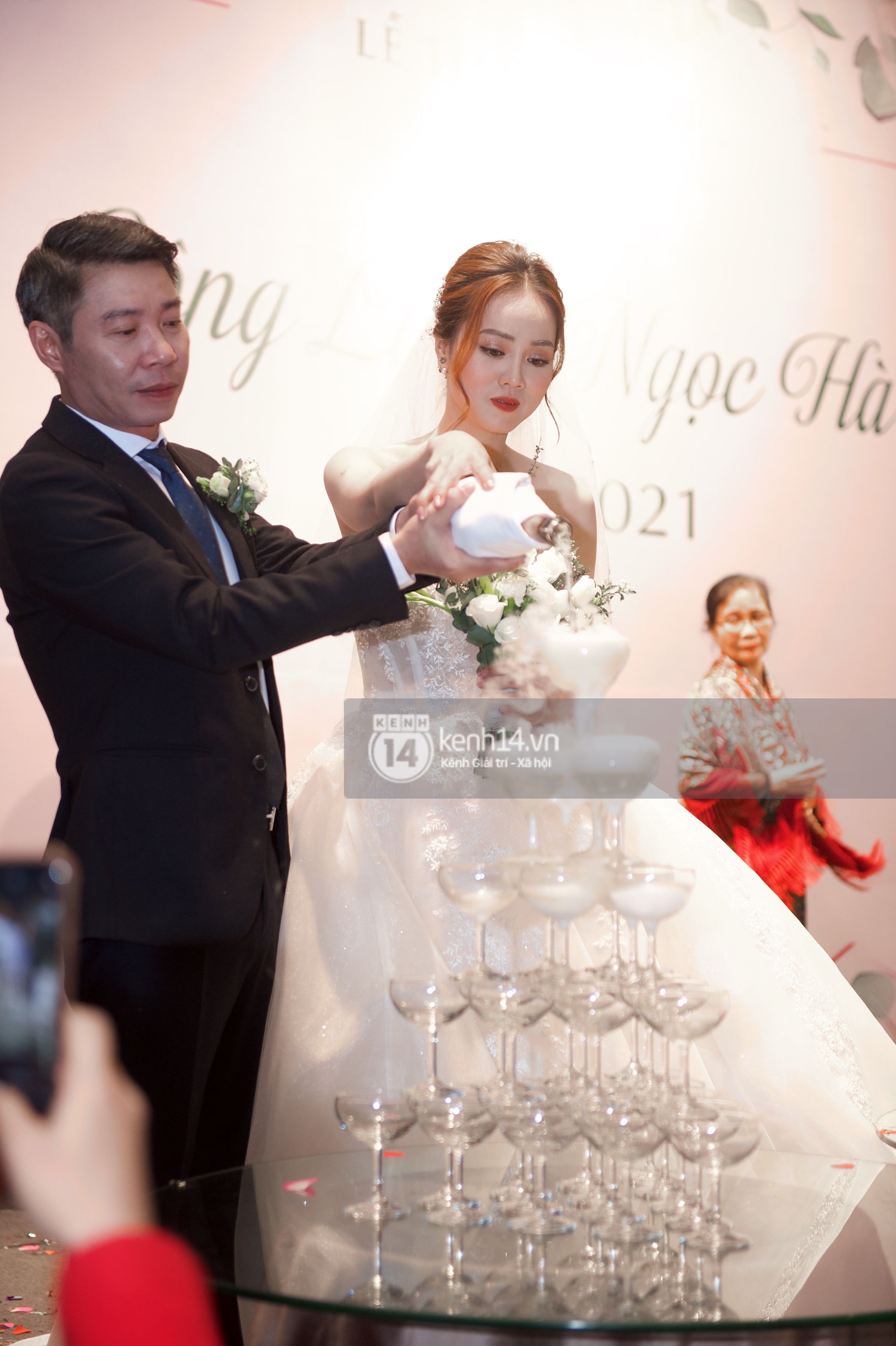 NS Cong Ly's wedding: The bride and groom poured wine of happiness, Thuy Van, Duong Hoang Yen and the famous stars came together - Photo 3.