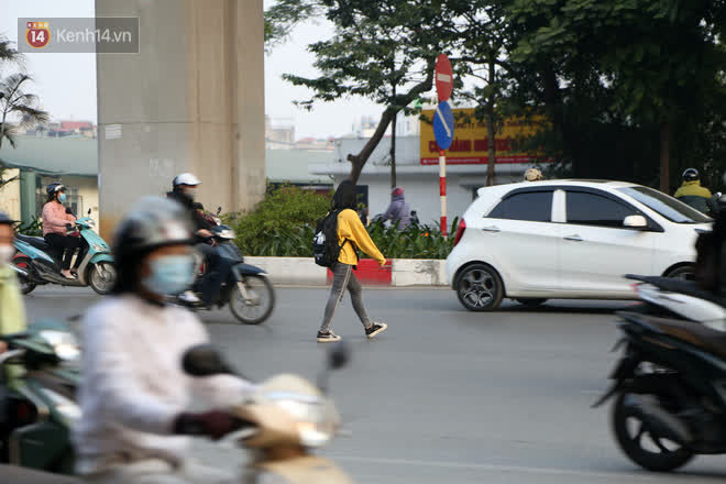 Hà Nội: Sau vụ tai nạn khiến 2 nạn nhân tử vong thương tâm, nhiều người vẫn bất chấp băng qua dòng xe như mắc cửi trên đường Nguyễn Trãi - Ảnh 4.