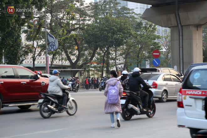 Hà Nội: Sau vụ tai nạn khiến 2 nạn nhân tử vong thương tâm, nhiều người vẫn bất chấp băng qua dòng xe như mắc cửi trên đường Nguyễn Trãi - Ảnh 6.