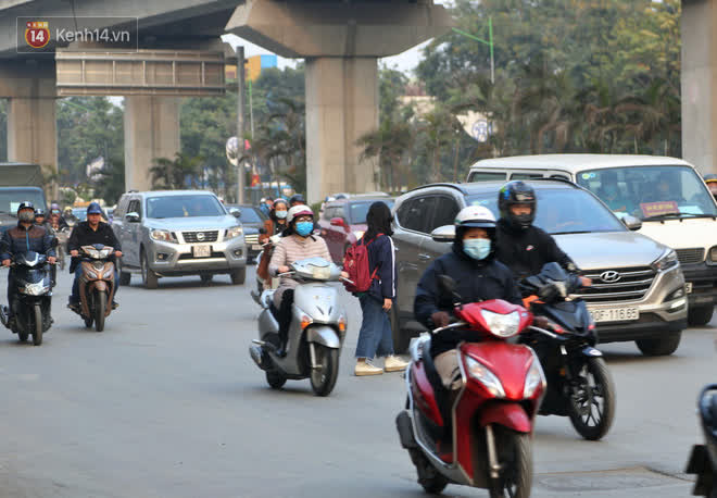 Hà Nội: Sau vụ tai nạn khiến 2 nạn nhân tử vong thương tâm, nhiều người vẫn bất chấp băng qua dòng xe như mắc cửi trên đường Nguyễn Trãi - Ảnh 13.