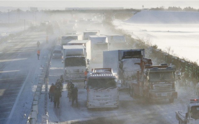 Hơn 130 xe đâm liên hoàn trong bão tuyết tại Nhật Bản, gần 20 người thương vong - Ảnh 2.
