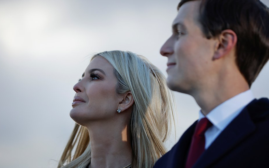 Khoảnh khắc "nữ thần" Ivanka Trump khóc khi nghe cha nói lời chia tay gây bão, cậu út Barron không xuất hiện khiến mọi người tò mò